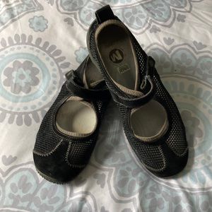 MERRELL LADIES CASUAL FLATS